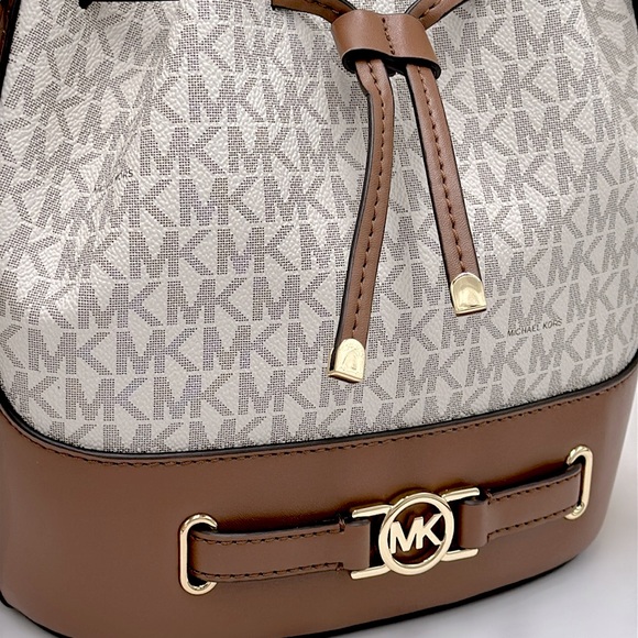 Michael Kors Reed Medium Belted Bucket Messenger Crossbody Handbag Vanilla MK - Picture 4 of 15